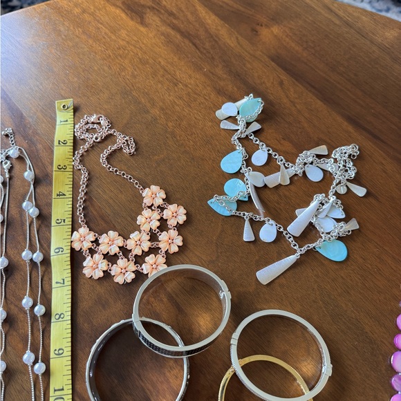 Costume Jewelry Bundle, Necklaces, Bracelets, Pendant/Earrings assorted colors - Picture 7 of 8